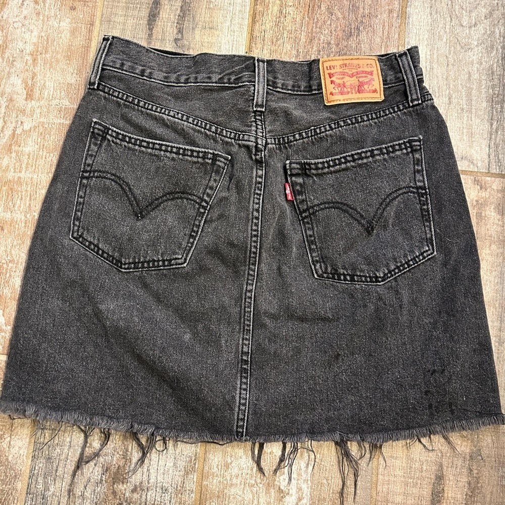 Levi’s distressed High rise Button fly black Charcoal mini Skirt Raw Hem Size 29 - Picture 3 of 7
